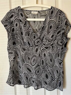 Van Heusen Black & White Printed V-Neck Short Sleeve Top, slightly sheer - Large